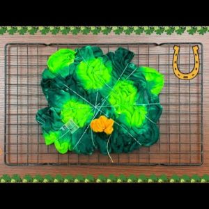 Tie-dye pattern : St. Patrick's Day Lucky Charm | HORSESHOE!