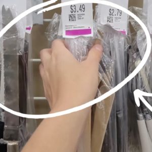 She grabs 5 wooden thrift store spoons for this genius Thanksgiving idea!