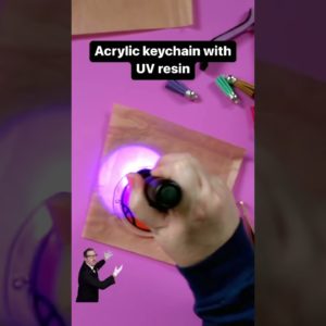 How to make acrylic keychains 🔑 #uvresin #craft #diycrafts #cricut #acrylic #acrylicart #crafting