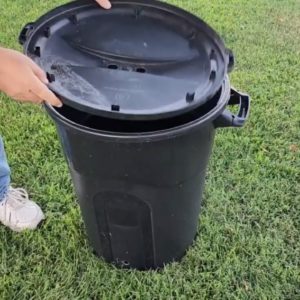 Flip a trash can lid upside down for this GENIUS new holiday hack!