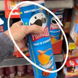 Grab toilet paper and a Pringles can (BRILLIANT new Christmas DIY!)