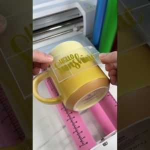 How to apply vinyl to a mug with Cricut #cricutbeginner #diy